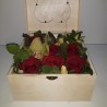 Centro caja madera con Rosas y Orquídeas